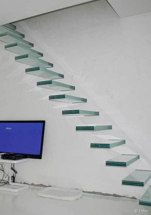 Floating glass staircase